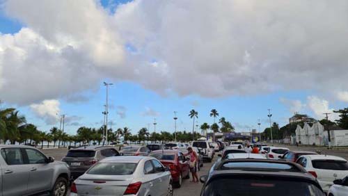 Maceió inicia vacinação de pessoas com 59+; filas longas desde começo da manhã