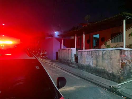 Mulher é encontrada morta dentro de casa e filho é considerado suspeito