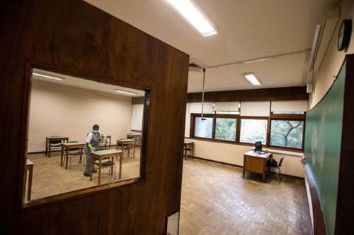 Fiocruz lança manual para volta às aulas, mas alerta que covid pode levar a novas suspensões