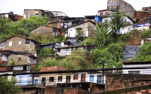 Especialistas recomendam mudança urgente em áreas vulneráveis devido ao colapso do solo na região dos Flexais