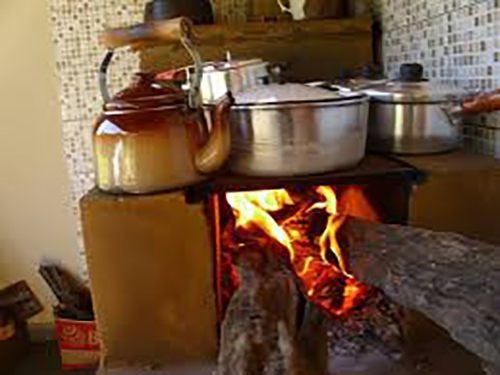 Botijão a R$ 100, crise e desemprego trazem de volta o fogão a lenha