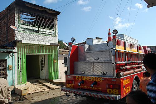 Incêndio destrói parte de residência em Satuba