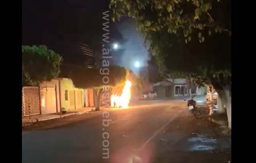 Mecânico coloca fogo na própria moto no Centro de Campo Alegre