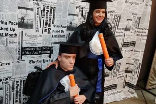 Superação: mãe se forma em psicologia ao lado do filho com deficiência