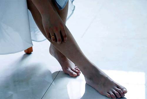 Você sente formigamento nos pés? Confira 14 causas e como tratar