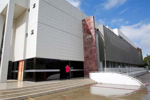 Júri condena acusados de matar homem para utilizar residência como ponto de drogas