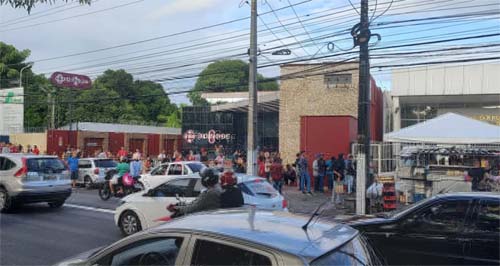 Eleitores enfrentam longas filas no último dia para transferir título em Maceió 				