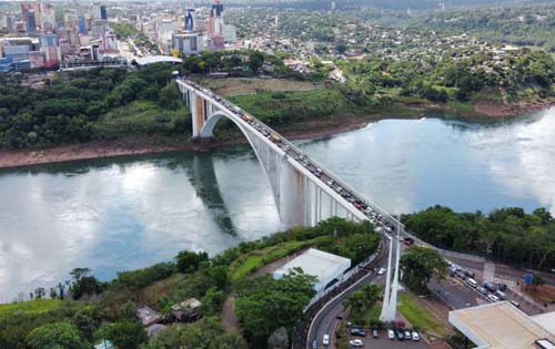 Fronteira de Foz do Iguaçu tem 3,8 mil caminhões parados em fila