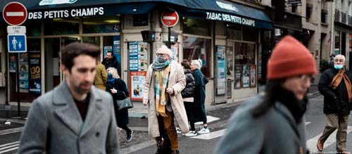 França bate 100 mil novos casos diários de covid-19 no Natal