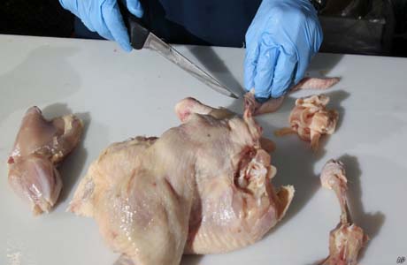 Lavar frango 'aumenta risco de intoxicação alimentar'