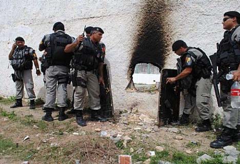 Menores abrem buraco na parede da UIM e fogem; Quatro são recapturados
