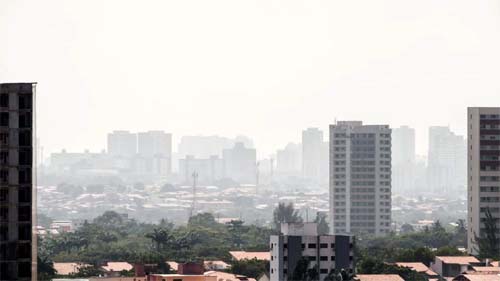 Fumaça que deixa céu cinza no CE pode causar tosse, falta de ar e alergia, alertam médicos