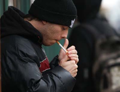 Estudo sugere que fumar logo após acordar aumenta risco de câncer