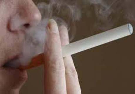 2 em cada 3 pessoas com câncer continuam fumando mesmo após descobrirem doença