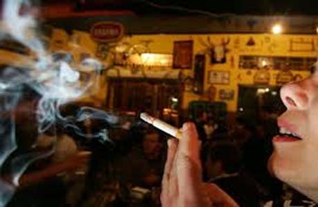 Lei nacional que proíbe fumar em locais fechados entra em vigor mas quase ninguém cumpre