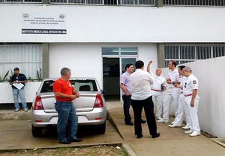 Polícia procura familiares de mulher assassinada brutalmente na madrugada