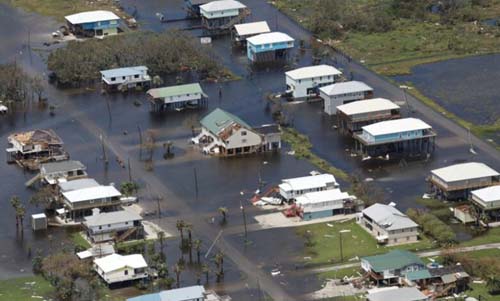 Moradores da Louisiana são instruídos a não voltar para casa após furacão