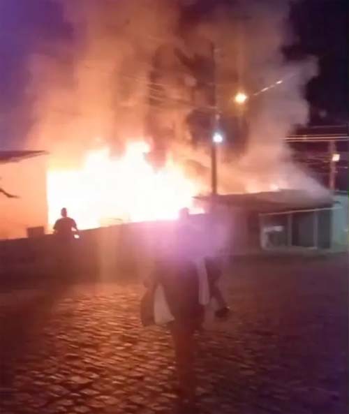 Garagem pega fogo e três veículos são destruídos em Igaci