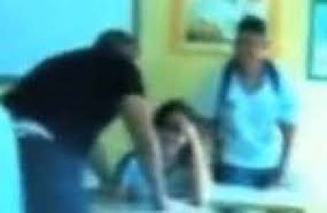 Adolescente de 15 anos agride mãe com socos e empurrões
