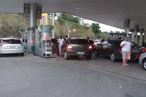 Grupo abastece com R$ 0,50 em protesto contra preço da gasolina