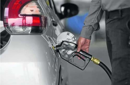 EUA: preço médio da gasolina dispara 22% e atinge recorde histórico