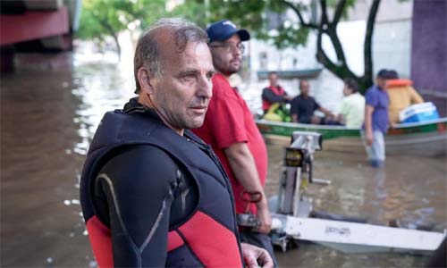 O gaúcho de 59 anos que resgatou 300 pessoas de caiaque - sem saber nadar: ‘Não posso me deprimir diante da tragédia’