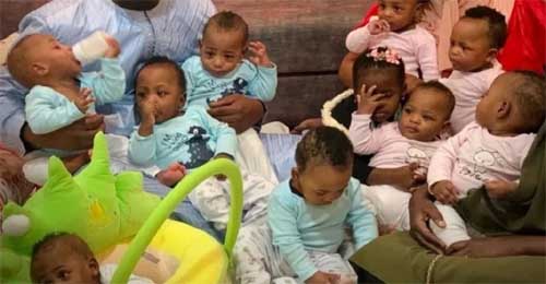 Gêmeos nônuplos completam um ano na República do Mali