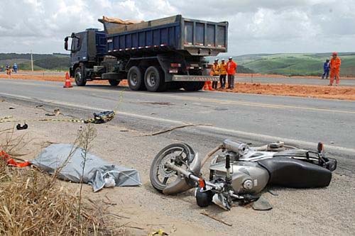 Colisão entre moto e caçamba deixa um morto na BR-101