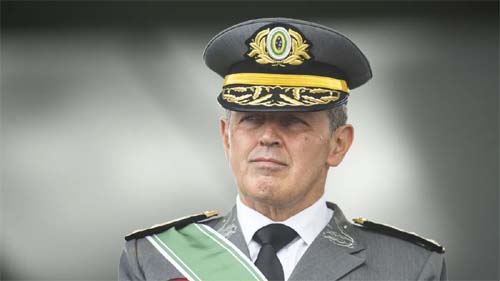 Generais da Reserva Exigem Defesa do Comandante do Exército para Réus