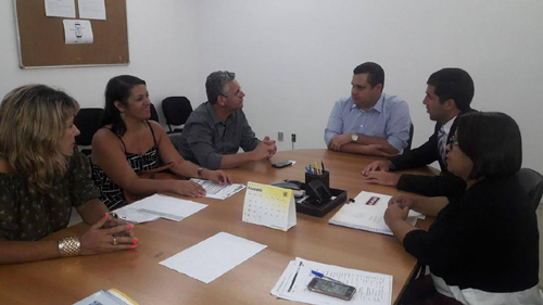 Prefeito Geo Cruz e a Secretária Marluce Ferreira de Ibateguara buscam recursos na Secretaria de Estado da Assistência.