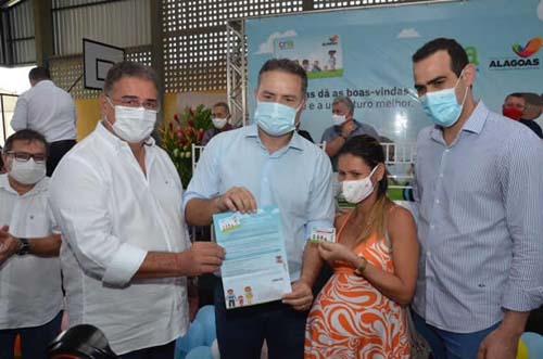 Prefeito George Clemente e governador Renan filho realizam a entrega do cartão CRIA a 236 famílias miguelenses