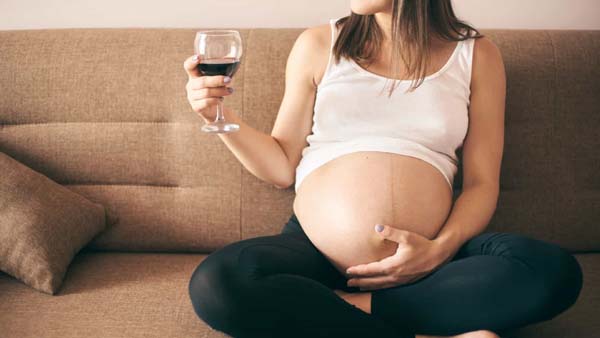 Quatro mentiras e verdades sobre o que as grávidas podem comer e beber