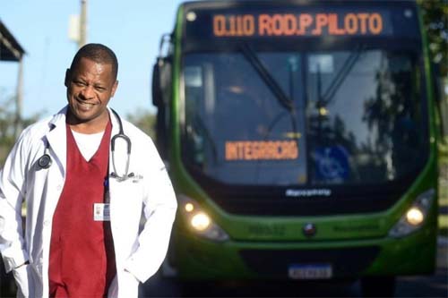 Ex-cobrador de ônibus se forma em medicina na UnB, aos 49 anos