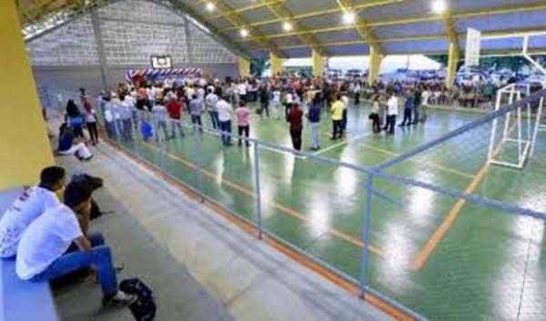 Renan Filho entrega ginásio esportivo em Penedo