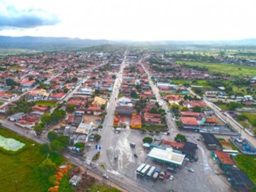 Mulher é chamada à porta de casa e sofre tentativa de homicídio por dupla armada