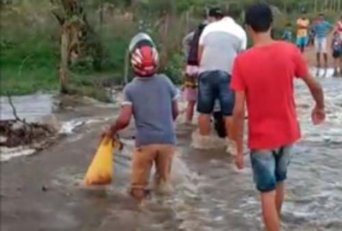 Riacho transborda no Povoado Nicolau em Girau do Ponciano