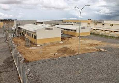 Três presidiários são alvejados a tiros, na AL 220, após receberem alvarás de soltura