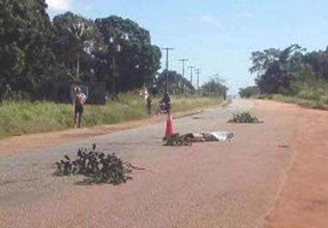 Transtornado, homem se joga na frente de carro e morre atropelado no Bolivar