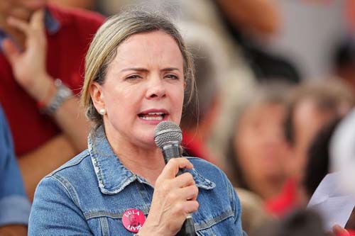 Gleisi Hoffman é reeleita presidente do PT e quer melhorar comunicação