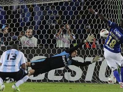 Com pênalti nos acréscimos, Grêmio leva virada do Millonarios e está fora