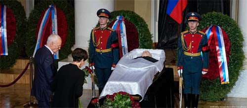 Em funeral sem Putin, milhares se despedem de Gorbachev