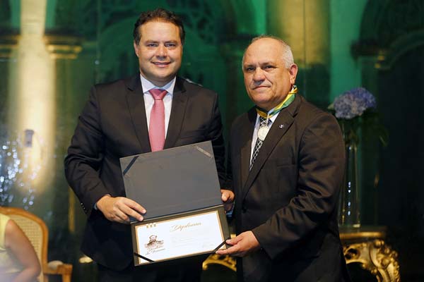 Desembargador Otávio Praxedes é agraciado com Medalha do Mérito da República