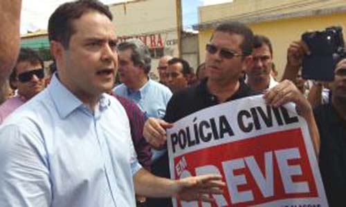 Sem saída: Policiais civis cercam governador e cobram progressões