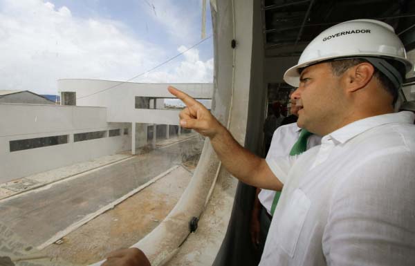 Governador inspeciona construção do Viaduto da PRF e do Hospital Metropolitano