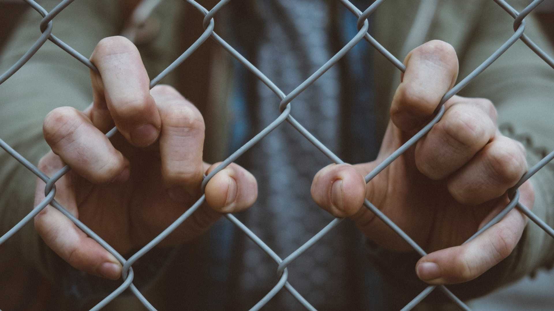 Diretor de cadeia é preso por facilitar transferência em troca de sexo