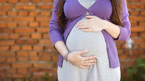Estudo britânico vê aumento no risco de morte de bebês quando grávidas dormem de costas