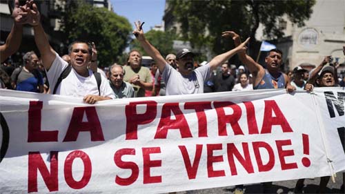 Argentina: funcionários públicos entram em greve para protestar contra demissões em massa de Milei