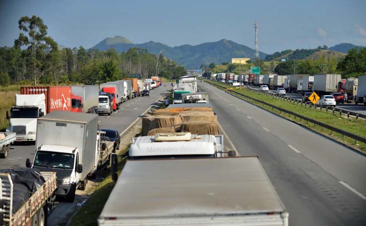 Greve de caminhoneiros pode aumentar em dezembro