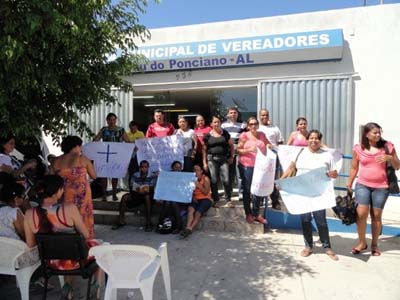 Professores voltam a ocupar câmara cobrando reajuste salarial