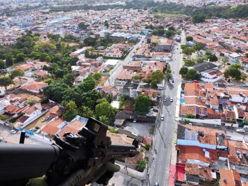 Operação em grota deixa um morto após perseguição com aeronave